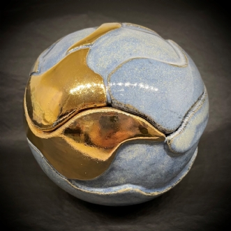 låg kugle med guld by Tove Balling | keramik