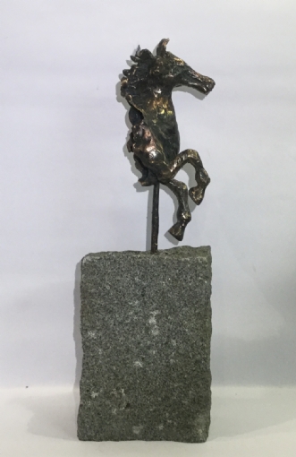 Hest by Lisbeth Holst Gundersen | skulptur