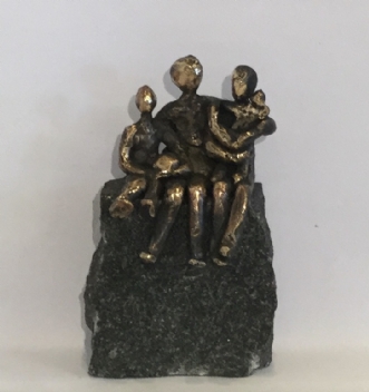 Par med 2 børn by Lisbeth Holst Gundersen | skulptur