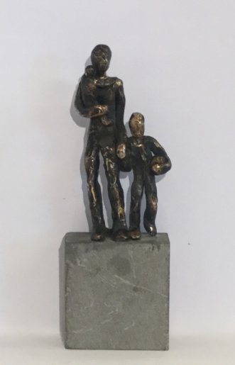 Voksen med 2 børn by Lisbeth Holst Gundersen | skulptur