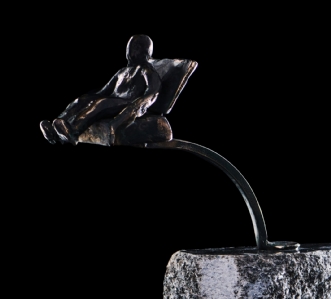 Den flyvende kuffer.. by Flemming Jørgensen | skulptur