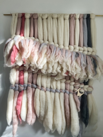 Akustisk vægkunst i uld:  WOOLWALLS - rosa, pink, grå nuancer og råhvide uld farver.  af Jeanett Knipschildt