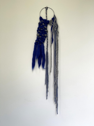 Akustisk vægkunst i uld: WOOL FALLS - Mørkeblå og grå uld farve og håndspundet garn. af Jeanett Knipschildt