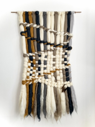 Akustisk vægkunst i uld:  WOOLWALLS - lys og mørke grå, okker, mørke blå, lysbrun og råhvide uld farver.  af Jeanett Knipschildt