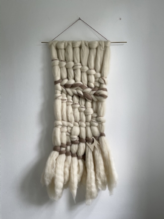 Akustisk vægkunst i uld:  Chaotic squares - beige og råhvide uld farver.  af Jeanett Knipschildt