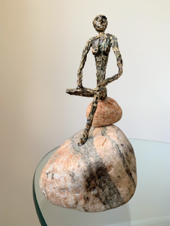 Tænksom kvinde by Bjarne Geertsen | skulptur