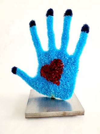 Hånden på hjertet by Charlotte Boelskov | skulptur
