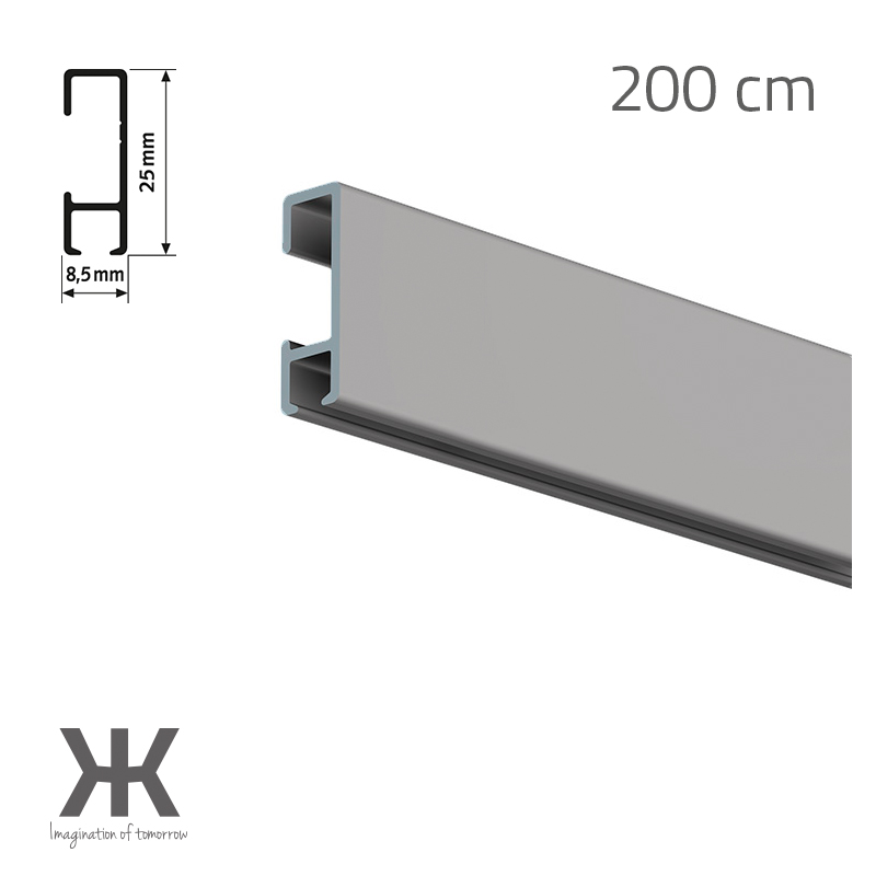 Click Rail ALU 200 cm også kaldet en galleriskinne fra Artiteq er en holdbar billedskinne lavet af slidstærkt aluminium af høj kvalitet, hvilket giver dig mulighed for at skære det i den størrelse du ønsker. Denne skinne er 200 cm lang og har en bæreevne på 20 kg pr. meter.  Artiteq Click Skinne fastgøres til væggen ved hjælp af Click & Connect-systemet. Klemmerne fastgøres til væggen, hvorefter skinnen klikkes på klemmerne. Galleriskinnen er en del af et ophængningssystem, hvor vores nylonliner og billedkroge passer til. Galleriskinnen er en fleksibel måde at udskifte og rykke rundt på dine maleri og billeder uden at lave huller i væggen. Installations sæt er IKKE inkluderet.<br><br> <b>Tilbehør som passer til Click Galleriskinne 200 cm?</b><br>Galleriskinnen passer perfekt sammen med vores 2 mm nylonliner som Twisterophæng og Sliderophæng. Alle vores billedkroge passe til nylonlinerne og billedkrogene findes i flere forskellige udgaver. Se for eksempel vores populære Picture Hook (15 kg).<br><br><br><b>Muligt at afhente i butik - vælges ved checkout</b><br><br>Denne skinne kaldes også: Maleri skinner, Maleri ophæng, Galleriskinne, Galleriskinner, Gallerilister, Galleriophæng, Galleriskinnerne, Ophængning af malerier, Ophængning af foto, Ophængning af collage, Ophængning af billedramme collage.